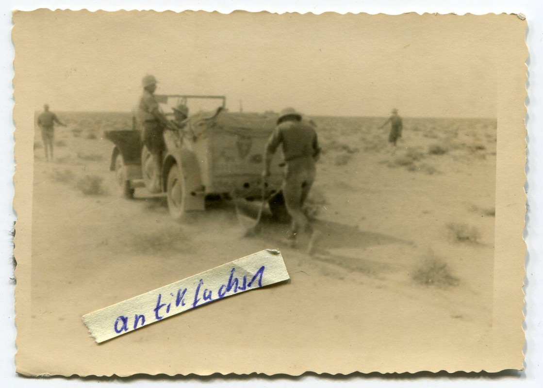 Kübelwagen beim Minenlegen in Afrika beim Afrika