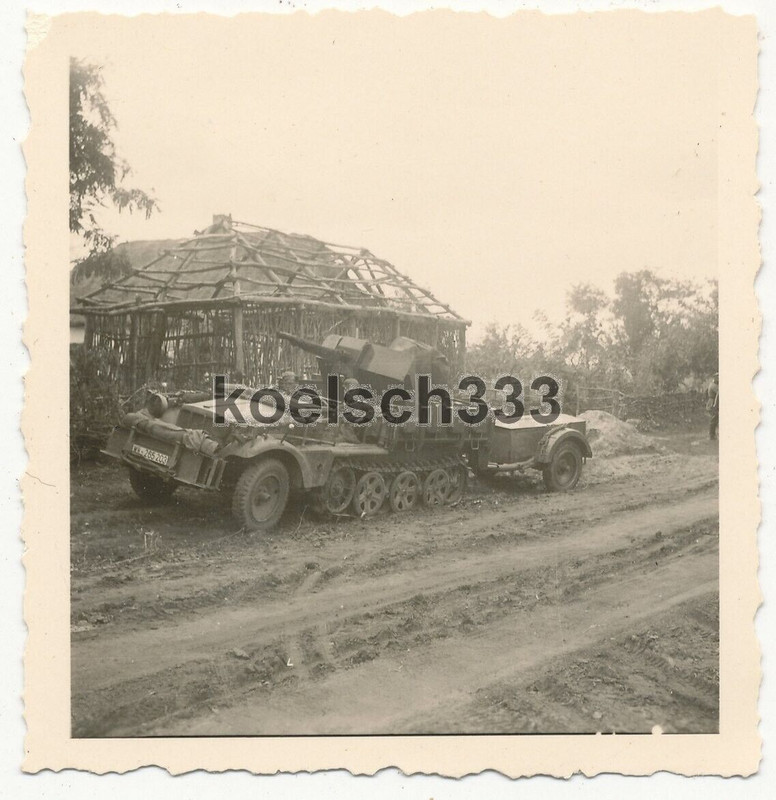 Foto Panzer Halbkette mit 2cm Flak Geschütz und Mun. Anhänger an der Ostfront