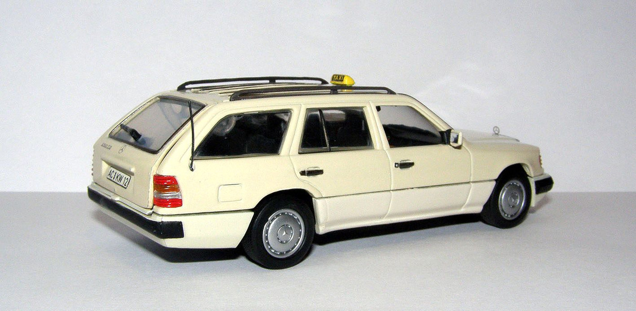1989 Mercedes-Benz 250 TD (S124.185) Taxi (Minichamps #3820) 2