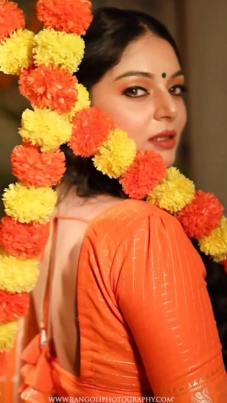 kannada actreesss sexy navel in tradtional orange saree.mp4_snapshot_00.07.610