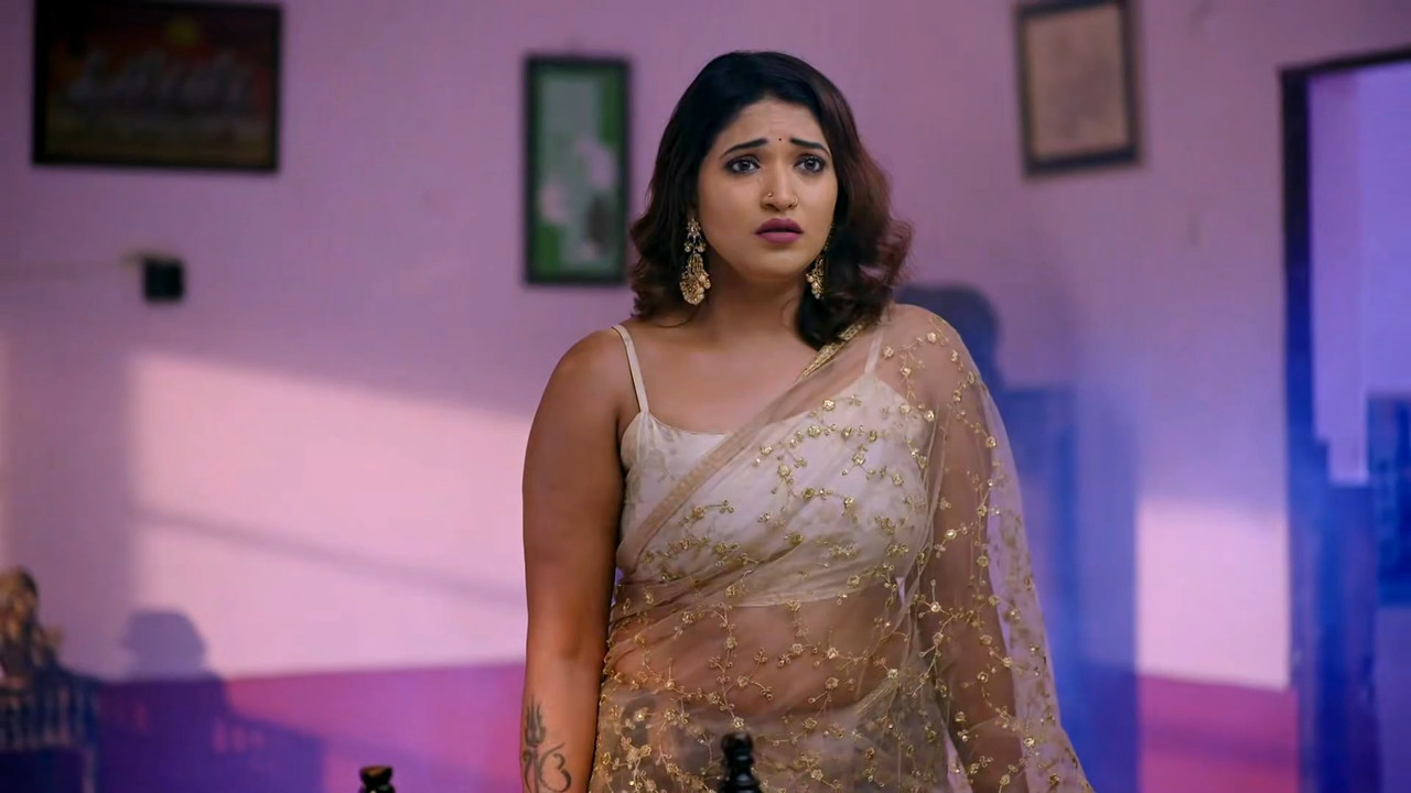 Sexy Kannadiga Serial Actress Turns Heads in Golden Saree Photoshoot