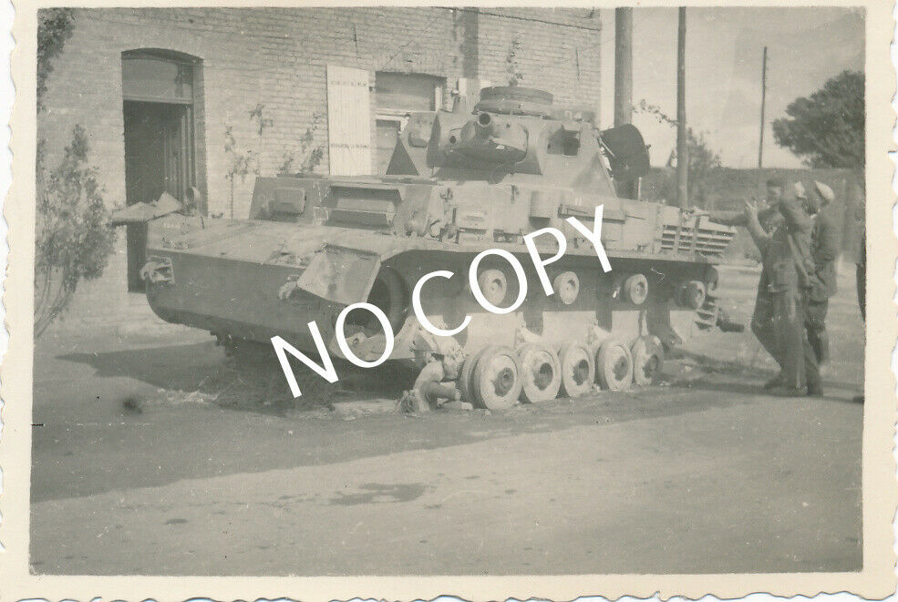 Foto WK II Panzerfahrzeug Panzer zerstört Soldaten Wehrmacht H1.74
