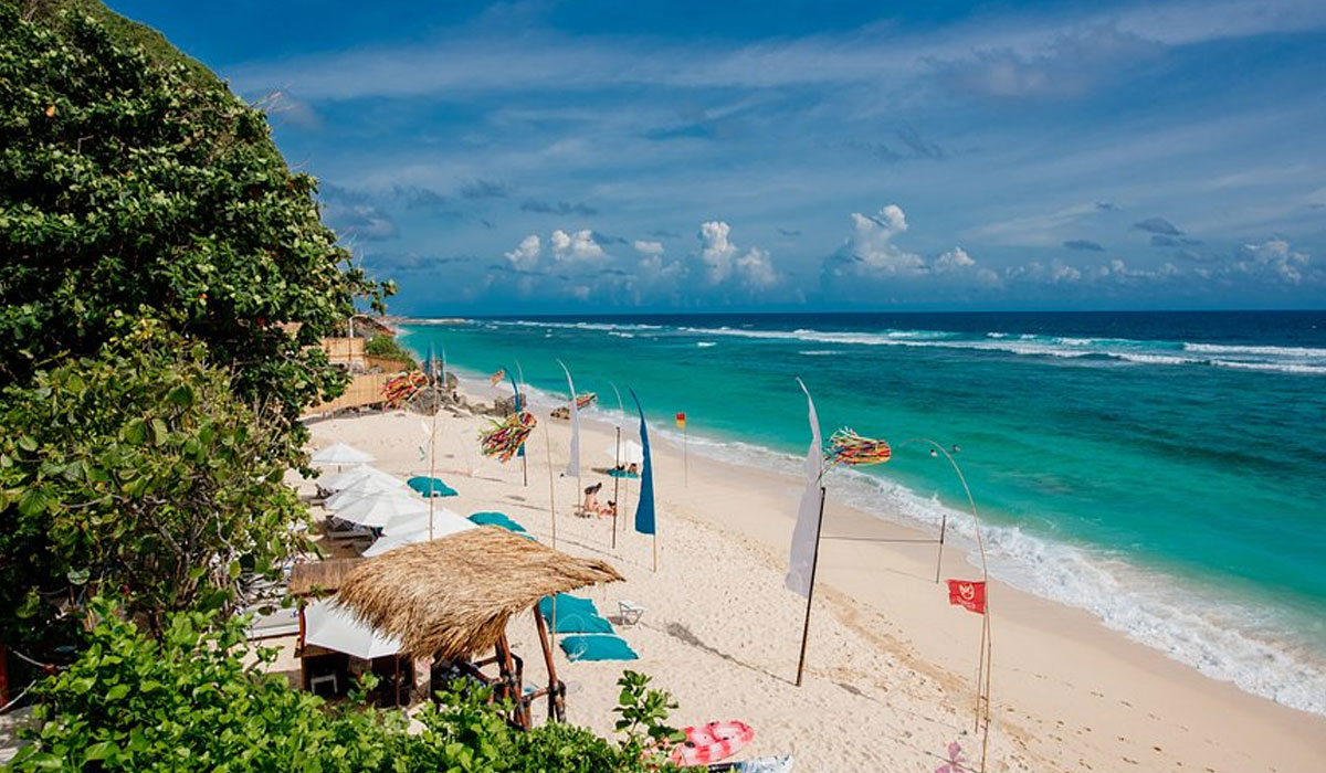 Fasilitas Eksklusif dan Kuliner di Tepi Pantai”1200
