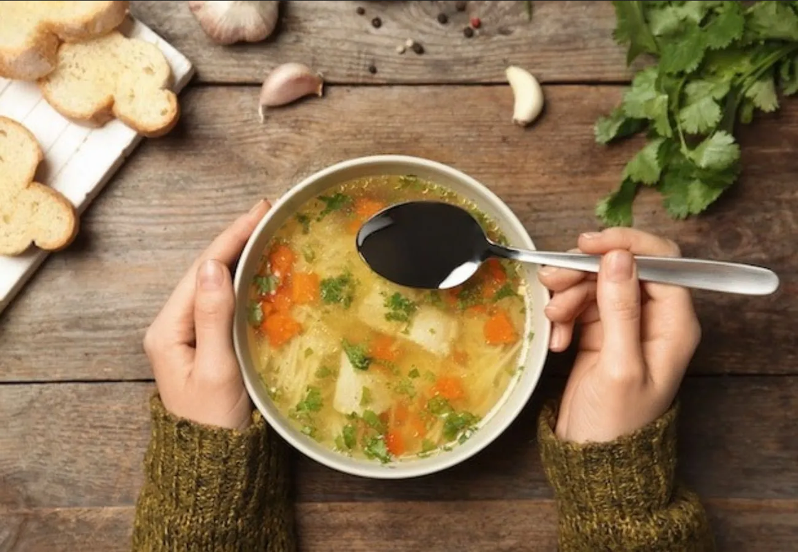 ¿Cuáles son los beneficios de comer caldo de pollo cuando estás enfermo?