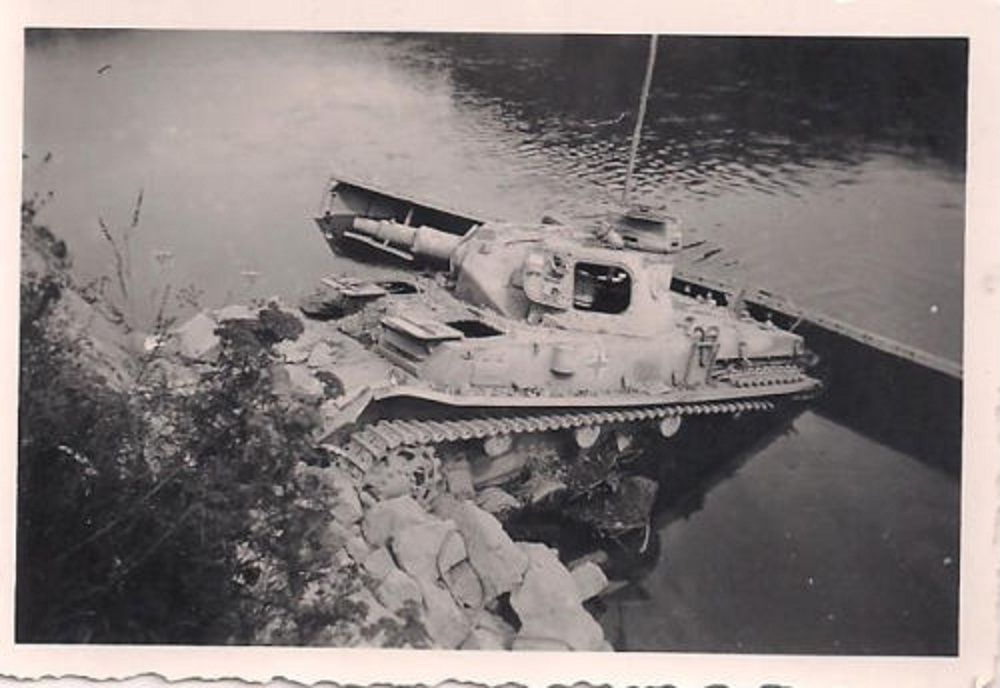 Panzer IV in die Maas gestürzt Belgien Vamaut  K