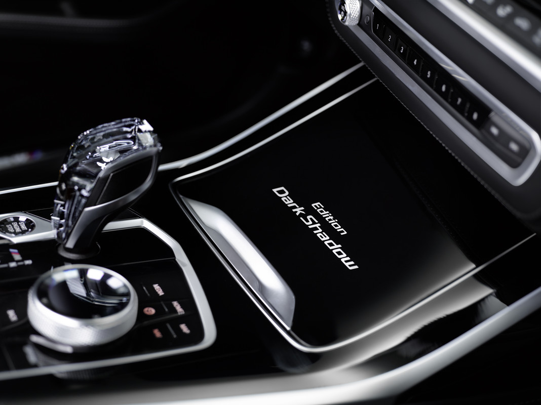 P90386168_highRes_bmw-x7-edition-dark-