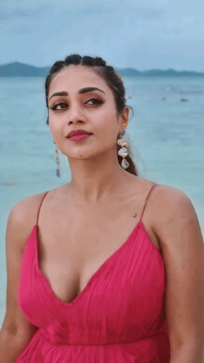 Nivetha-Pethuraj-Wicked-Gold-Strappy-Bra-Remove-For-Breast-Thrill-Video-(1).gif