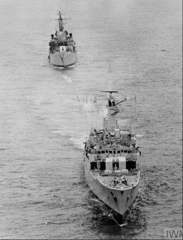 HMS Sheffield (D.80) на буксире фрегата Yarmouth после ликвидации пожара
