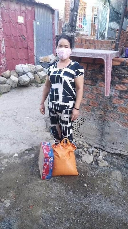 Hình ảnh phát gạo mì cho khu cách ly "Hòn Rớ" Nha Trang 10