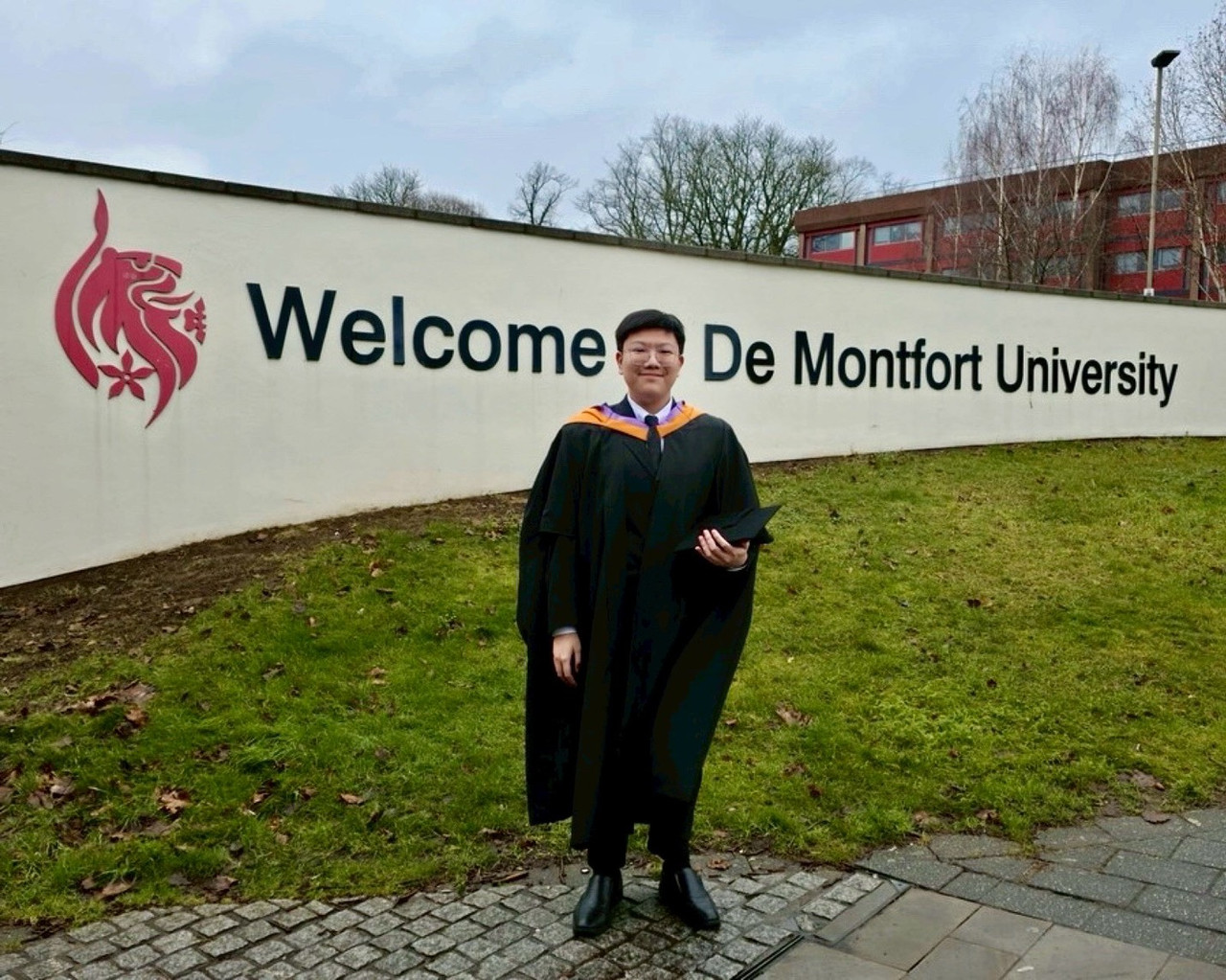 น้องเอก Akeatij Yingvilasprasert นักศึกษา Joint Master Programmes รุ่น 24 เรียนต่อ Global MBA ที่ De Montfort University DMU เมือง Leicester ประเทศอังกฤษ