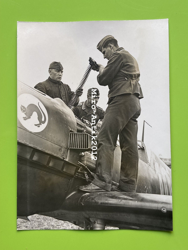 Gross Foto, O.K.W., Messerschmitt Bf 109, Einziehen der Patronengurte 1(N)50720
