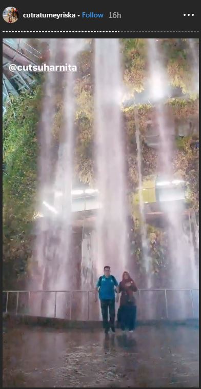 Sang ayah dan ibunda Cut Meyriska berfoto di depan air terjun
