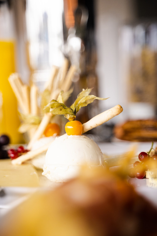 COREUM Hotel Buffetbeleuchtung mit warmer Restaurantbeleuchtung, sanftem Kontrast und funktionaler Hospitality-Beleuchtung