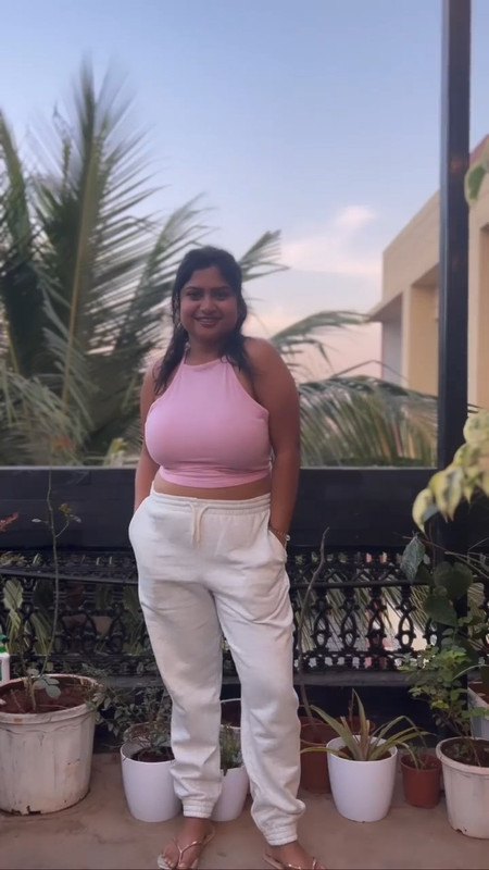 Desi Girl Huge tits in pink tshirt.mp4_snapshot_00.11.335