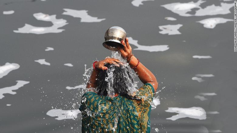 En India espuma tóxica cubre río sagrado donde decenas de devotos se bañan