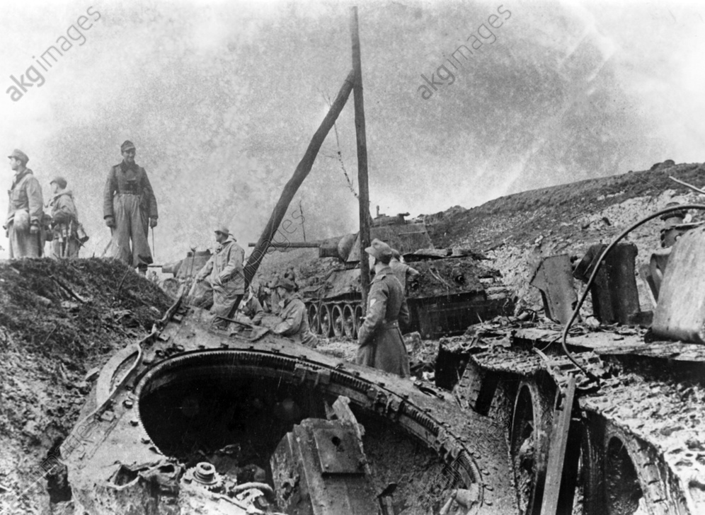 zerstörten sowjetischen Panzer im Kampfraum Tarnopol (heute Tern