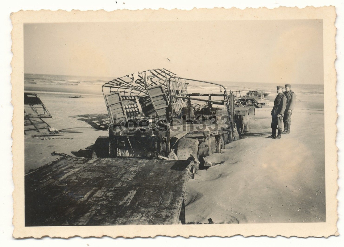 Foto Dünkirchen englische Fahrzeug Wracks am Str