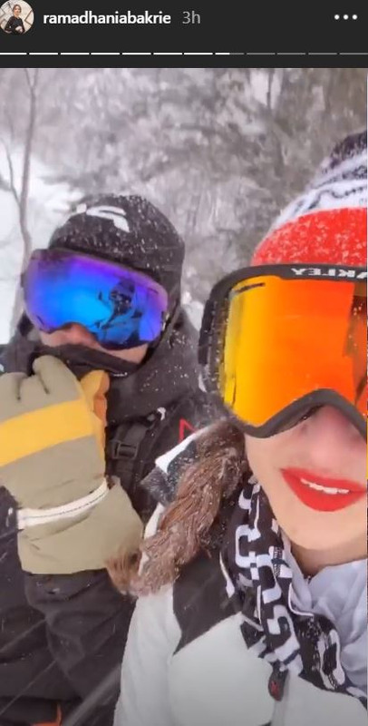 Nia Ramadhani dan Ardi Bakrie naik ski chair lift