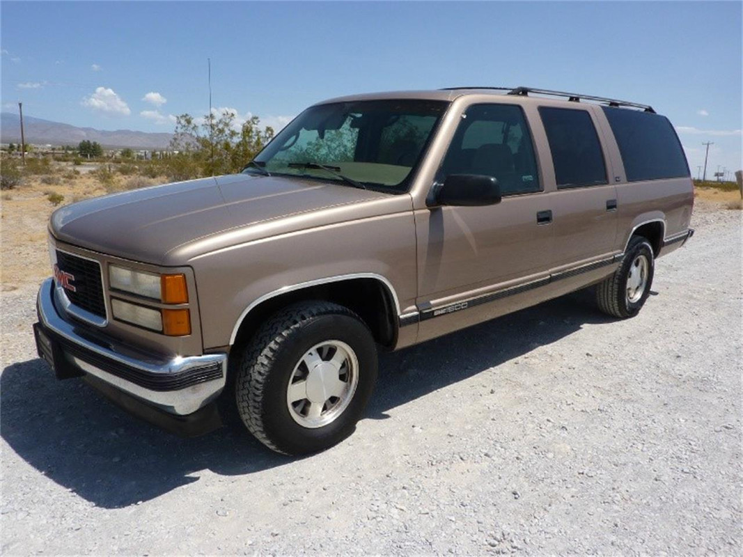 9642724-1995-gmc-suburban-std.jpg