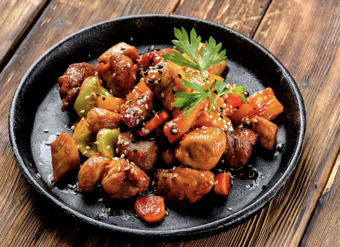 Конина, обжаренная с овощами в соусе (350г)