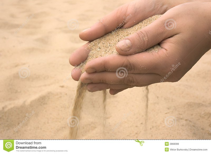 de-handen-strooien-zand-uit-2868399.jpg