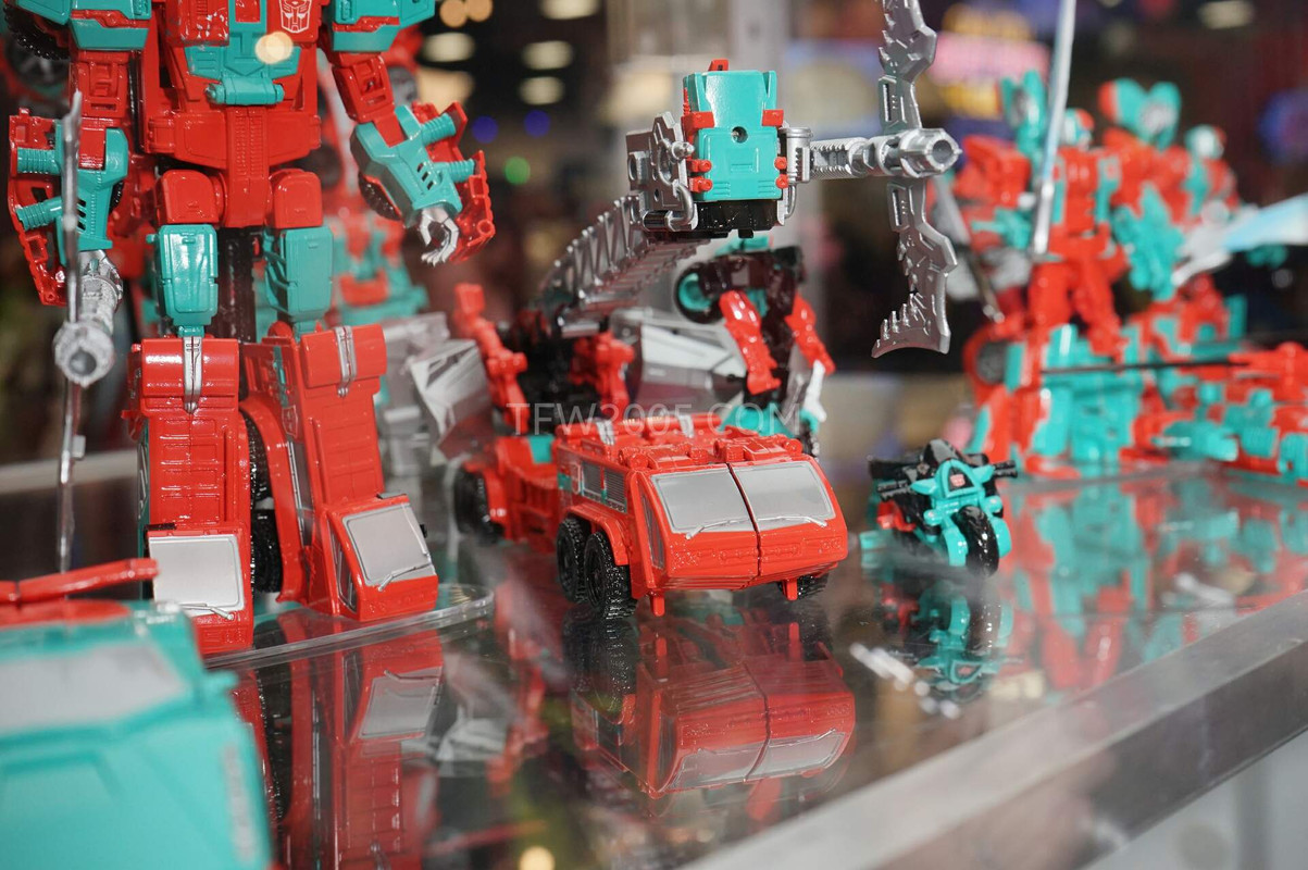 SDCC2015-Hasbro-Case-Transformers-Combiner-Wars-