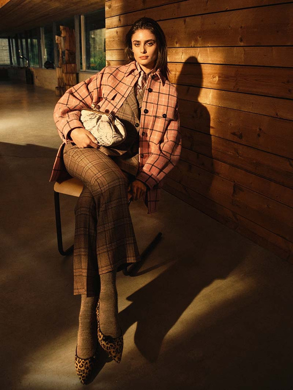 Weekend Max Mara, la campagna FW22-23 con Taylor Hill Weekend Max Mara, la campagna FW22-23 con Taylor Hill