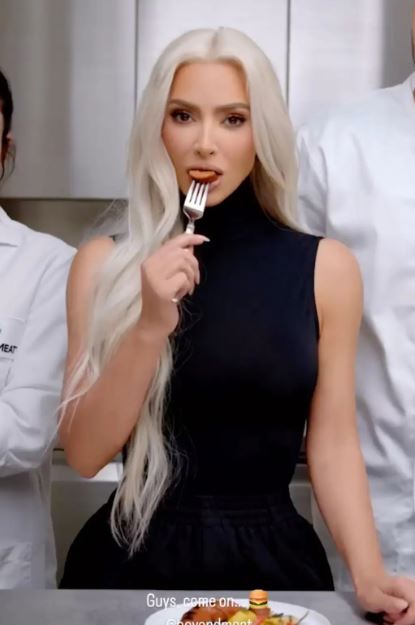 Kim Kardashian demuestra que no fingió comer productos veganos tras críticas