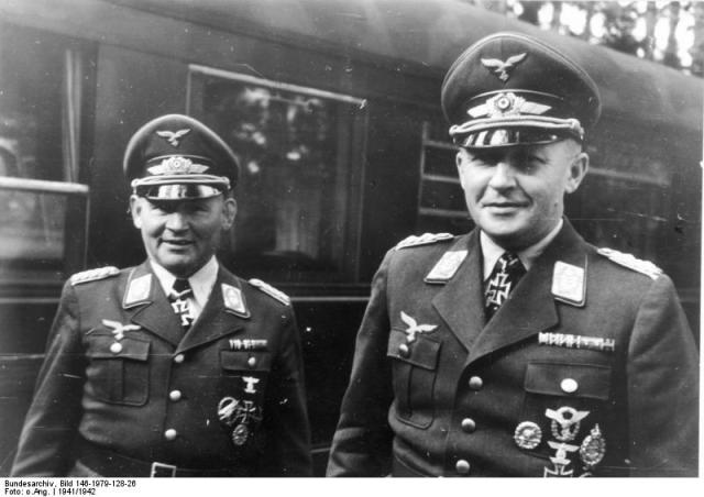A la izquierda el general Ramcke, a la derecha el comandante las tropas de Fallschirmjägers, Kurt Student A la izquierda el general Ramcke, a la derecha el comandante las tropas de Fallschirmjägers, Kurt Student