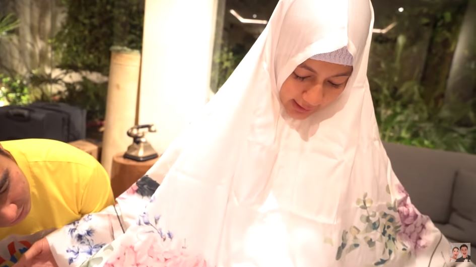 Paula mencoba hijab pemberian Annisa