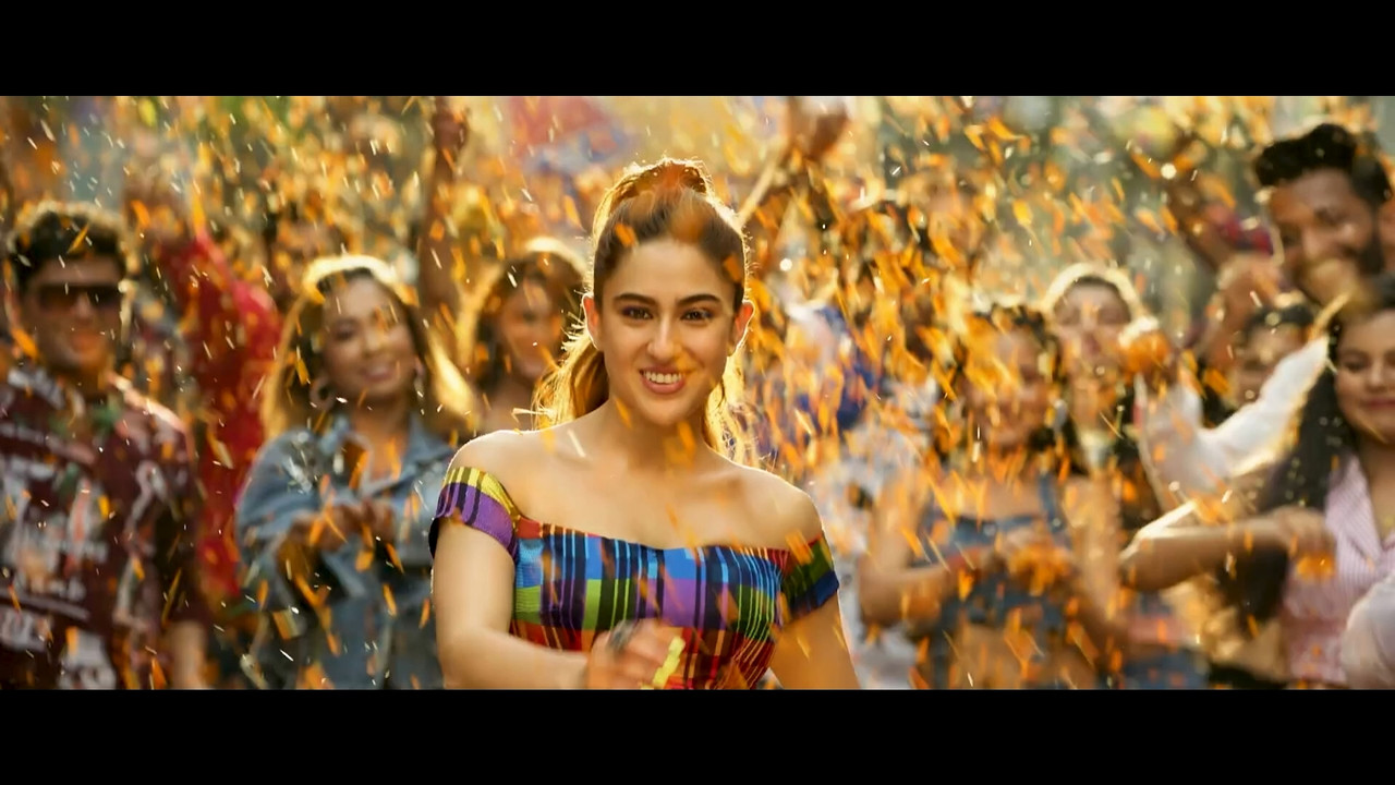 [Image: Sara-Ali-Khan-Hot-Song-02-From-Coolie-No...-04-01.jpg]