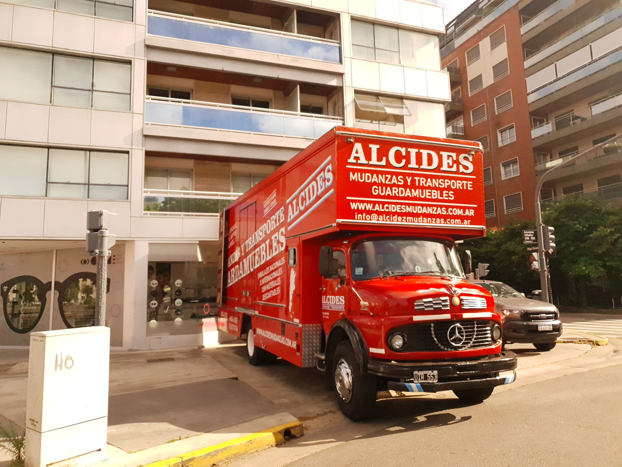 Camión Mercedes Benz 1114 Mudanzas Alcides en la ciudad