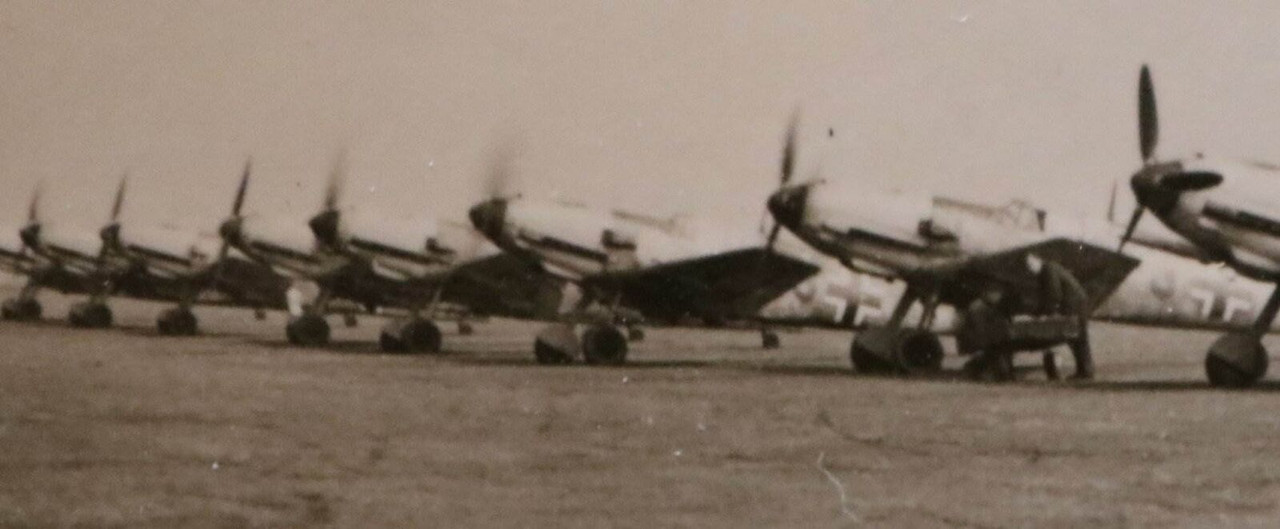 tolles altes Foto - Staffel Flugzeuge Me 109 Messerschmitt auf Flugplatz (2)