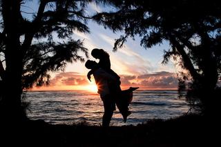 https://i.postimg.cc/vHmLdJQs/romantic-couples-sunset-silhouette-photo-honeymoon.jpg