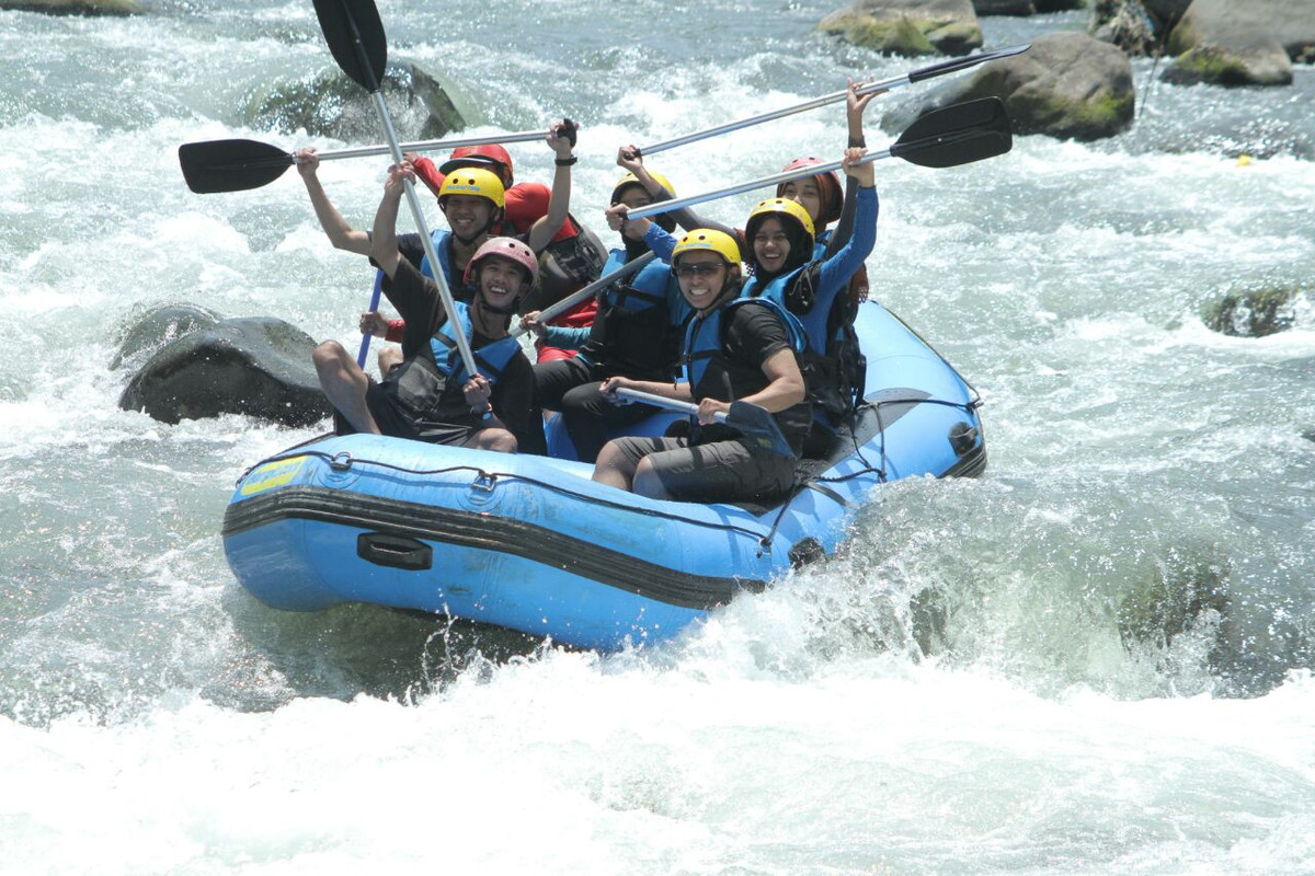 Momen seru rafting di Sungai Elo