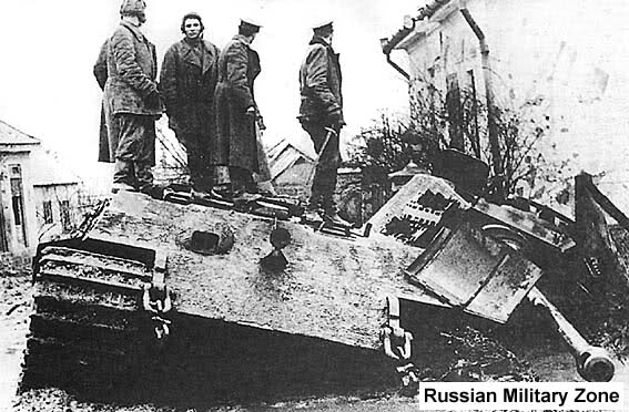 King Tiger volado en la carretera Balashiodi, Armat, Hungría, primavera de 1945 