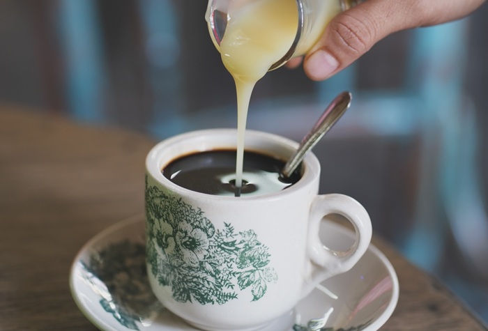 Hidangan roti dan kopi di Kedai Kopi Apek, Medan, Sumut.