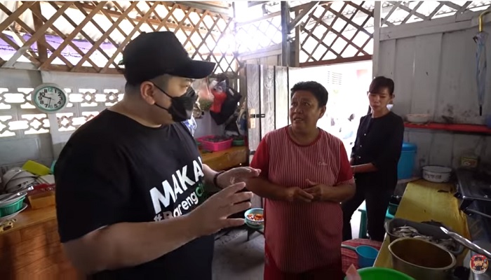 Momen Nex Carlos saat berbincang dengan pemilik Gangan Wani.