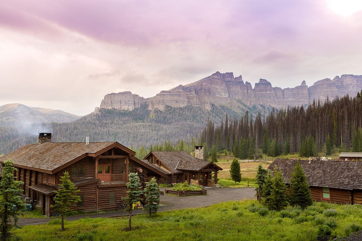 Luxury vs. Budget: Finding the Right Hotel in Dubois, Wyoming