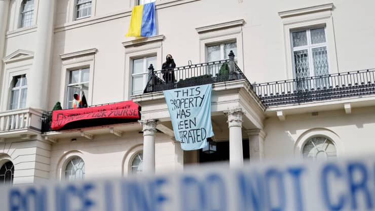 En Londres ocupan ilegalmente mansión que podría ser de oligarca ruso sancionado