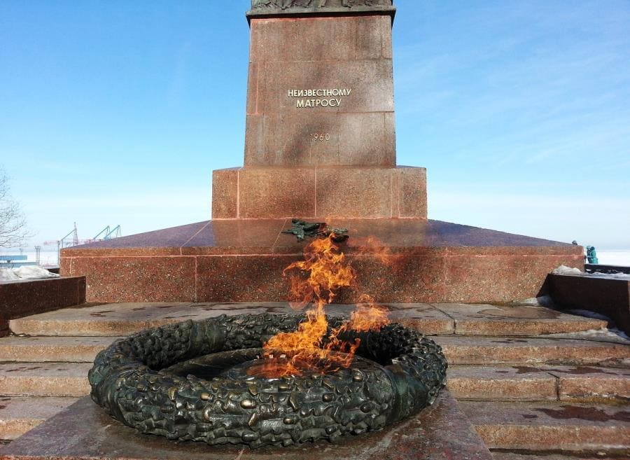 Одесский "Памятник неизвестному матросу" Одесский "Памятник неизвестному матросу"