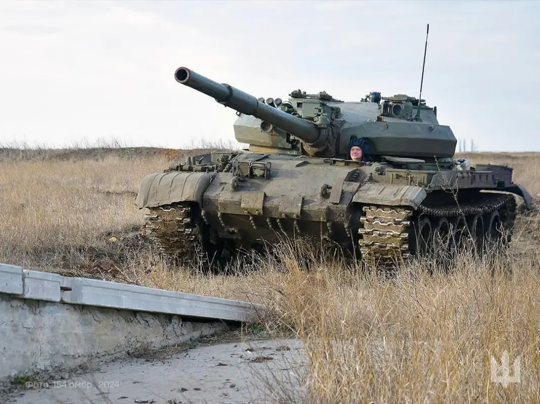 T-62 en Ukraine - Page 3 Char-de-combat-principal-russe-T-62-M-captur-de-la-154e-brigade-m-canis-e-s-par-e-de-l-arm-e-ukraini