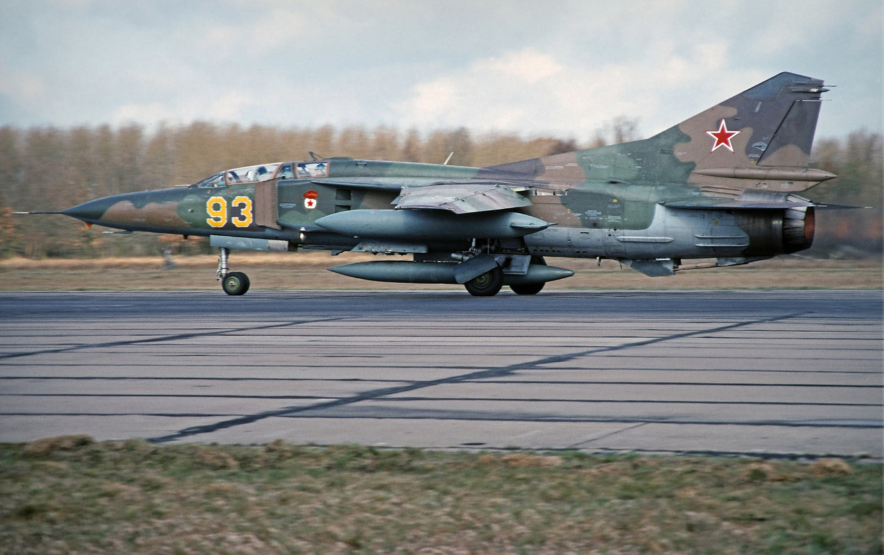 19 GvAPIB Mig-23UB 93 Yellow (4)a