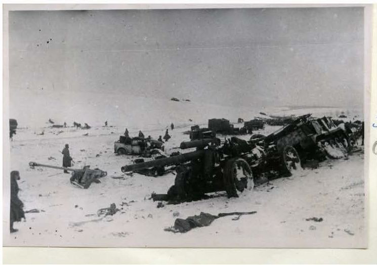 На поле боя после разгрома нем-фашистских войск,