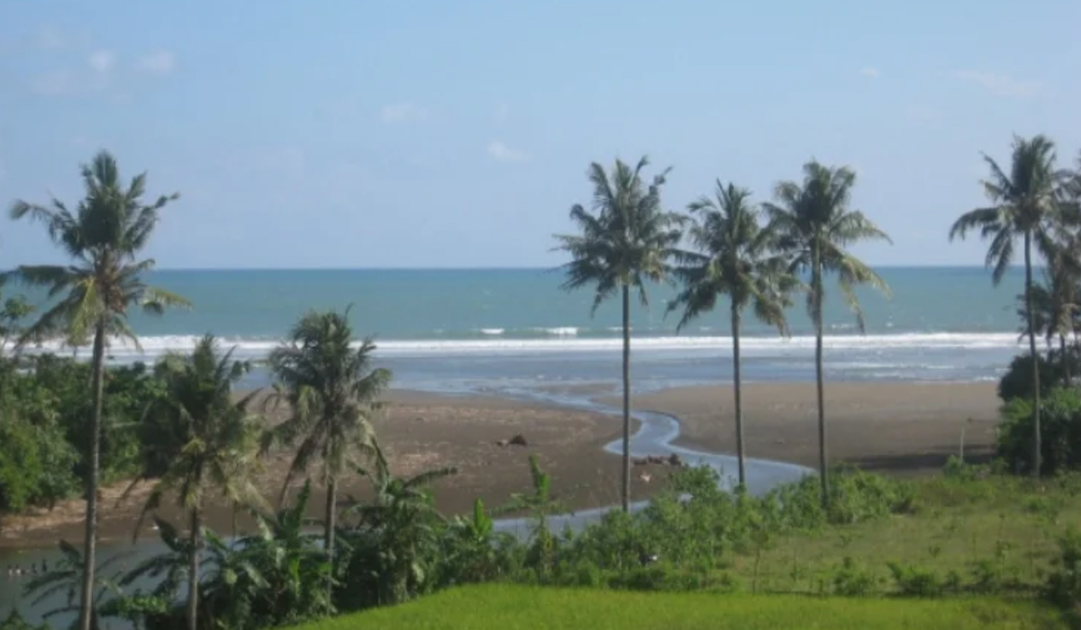 Pantai Cijayana, Wisata Eksotis yang Masih Perawan di Jawa Barat!