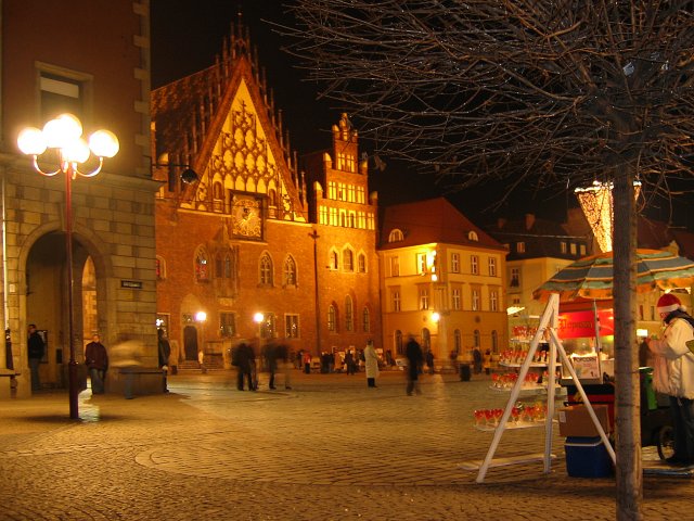 https://i.postimg.cc/vHz8FsCg/Ww-rynek-noc.jpg