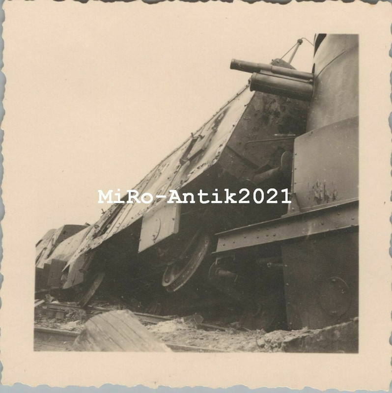 Wk2, von Stuka zerstörter Panzerzug vor Warschau, Polen, 1939