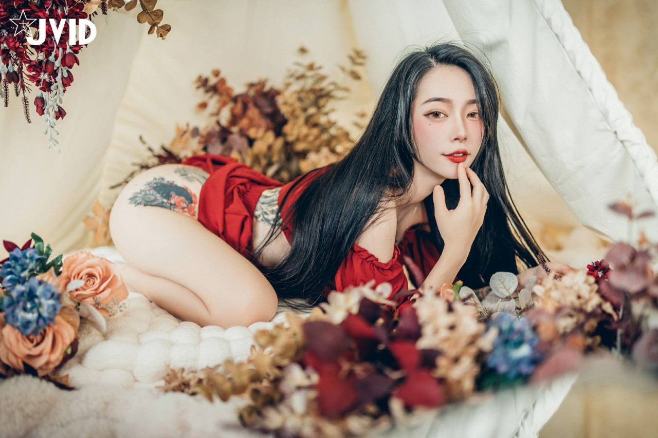 jvid 飄 飄《女神比基尼》美女写真，躺在浴缸场景，尽显性感姿态插图2