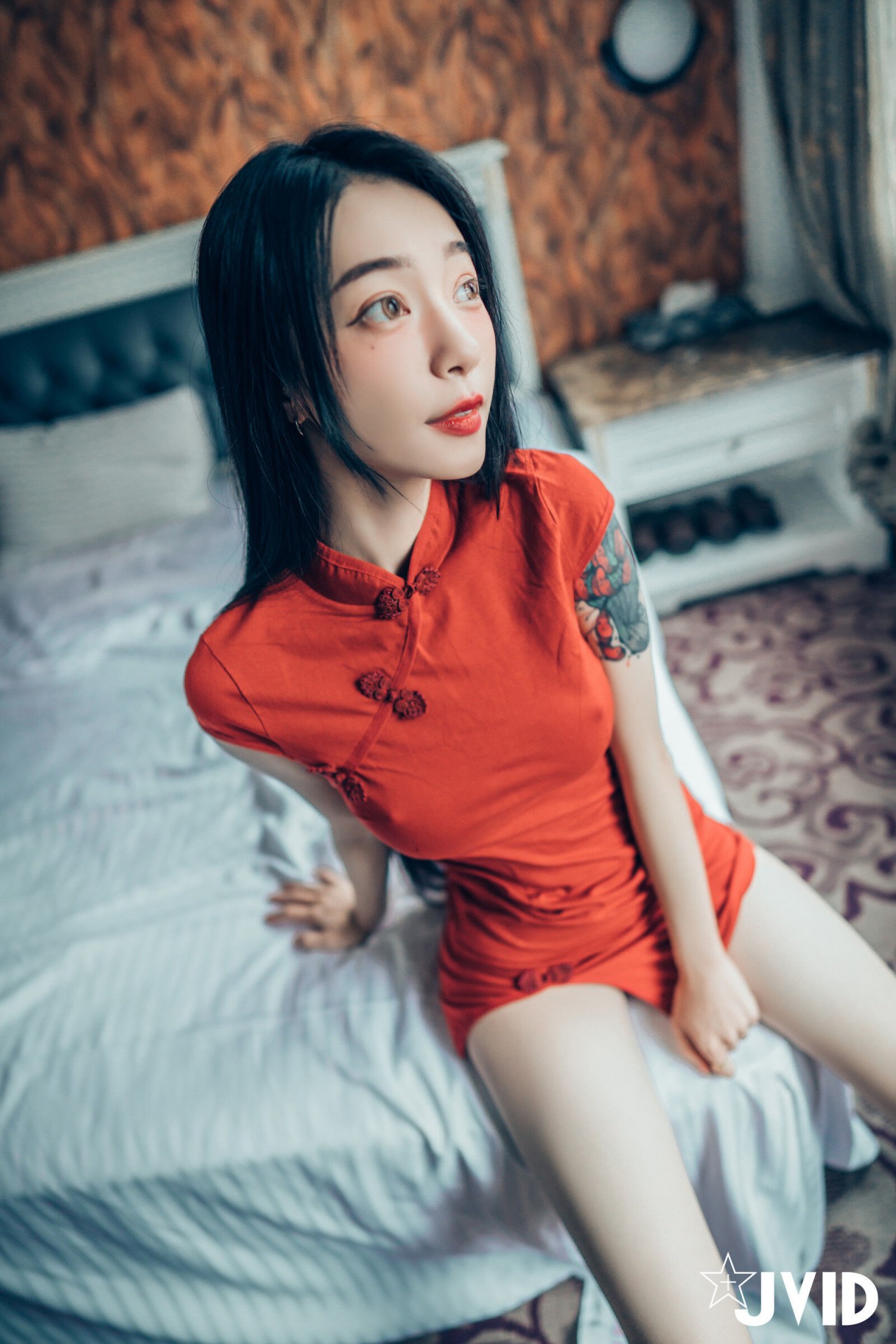 jvid 露出 色色旗袍写真，复古窗边的红衣纹身女孩插图7