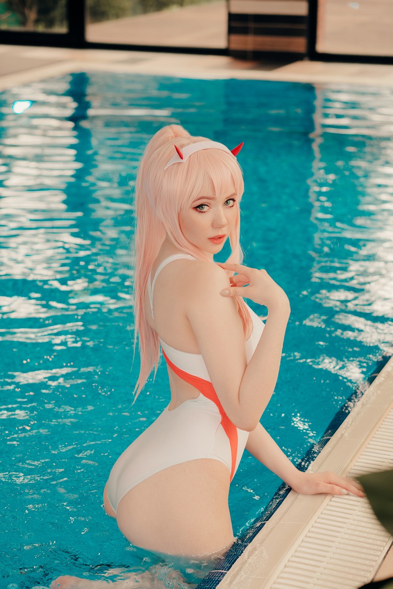 Alina Becker 02 Zero Two Cosplay Darling in the Franxx 泳池主题写真【47P-56.8M】插图9